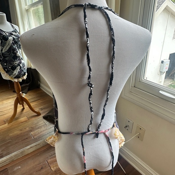 Floral apron with Ruffle Hem - Picture 3 of 4